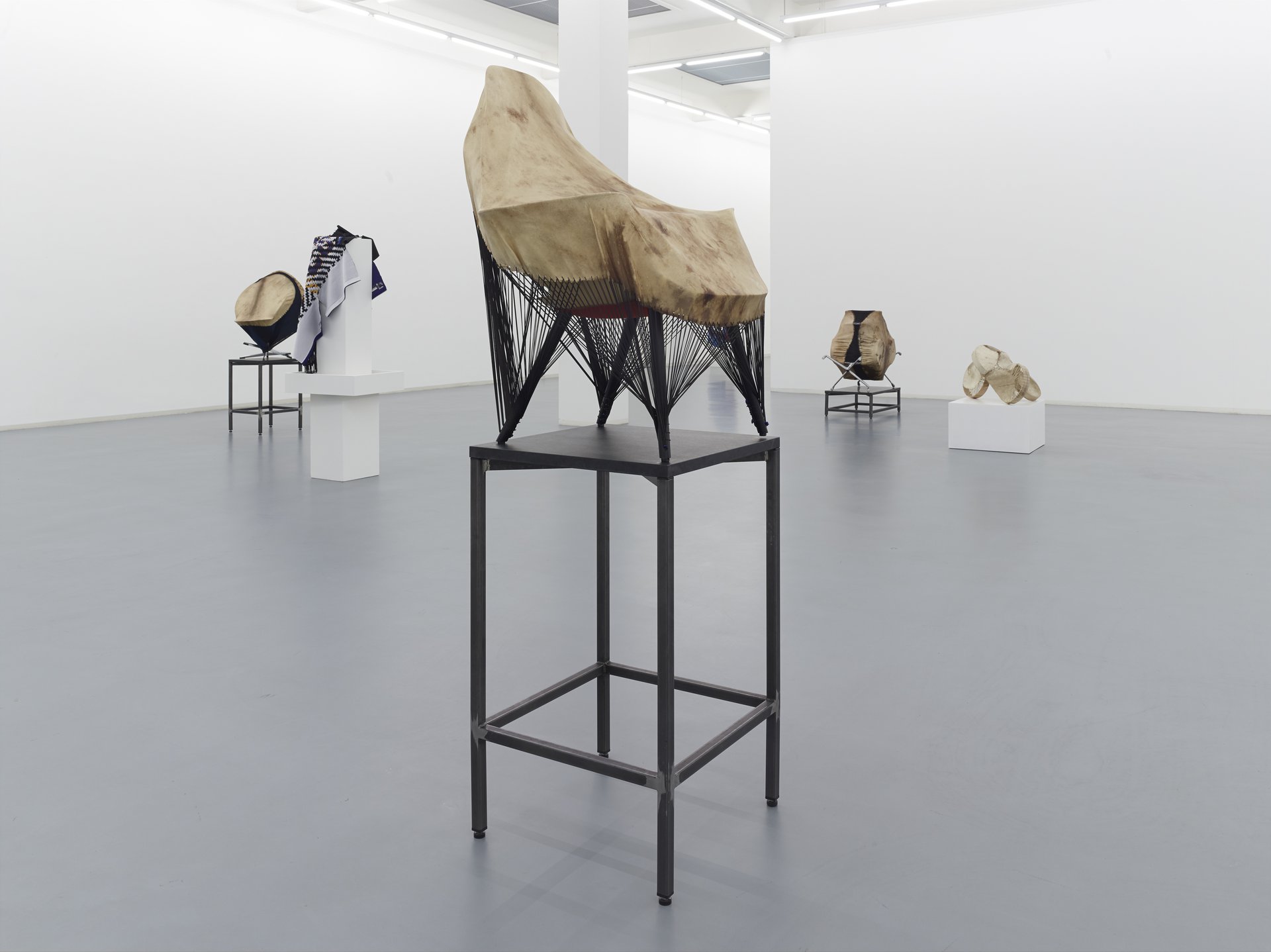 Brian Jungen, Installationsansicht, 2013, Bonner Kunstverein. Foto: Simon Vogel