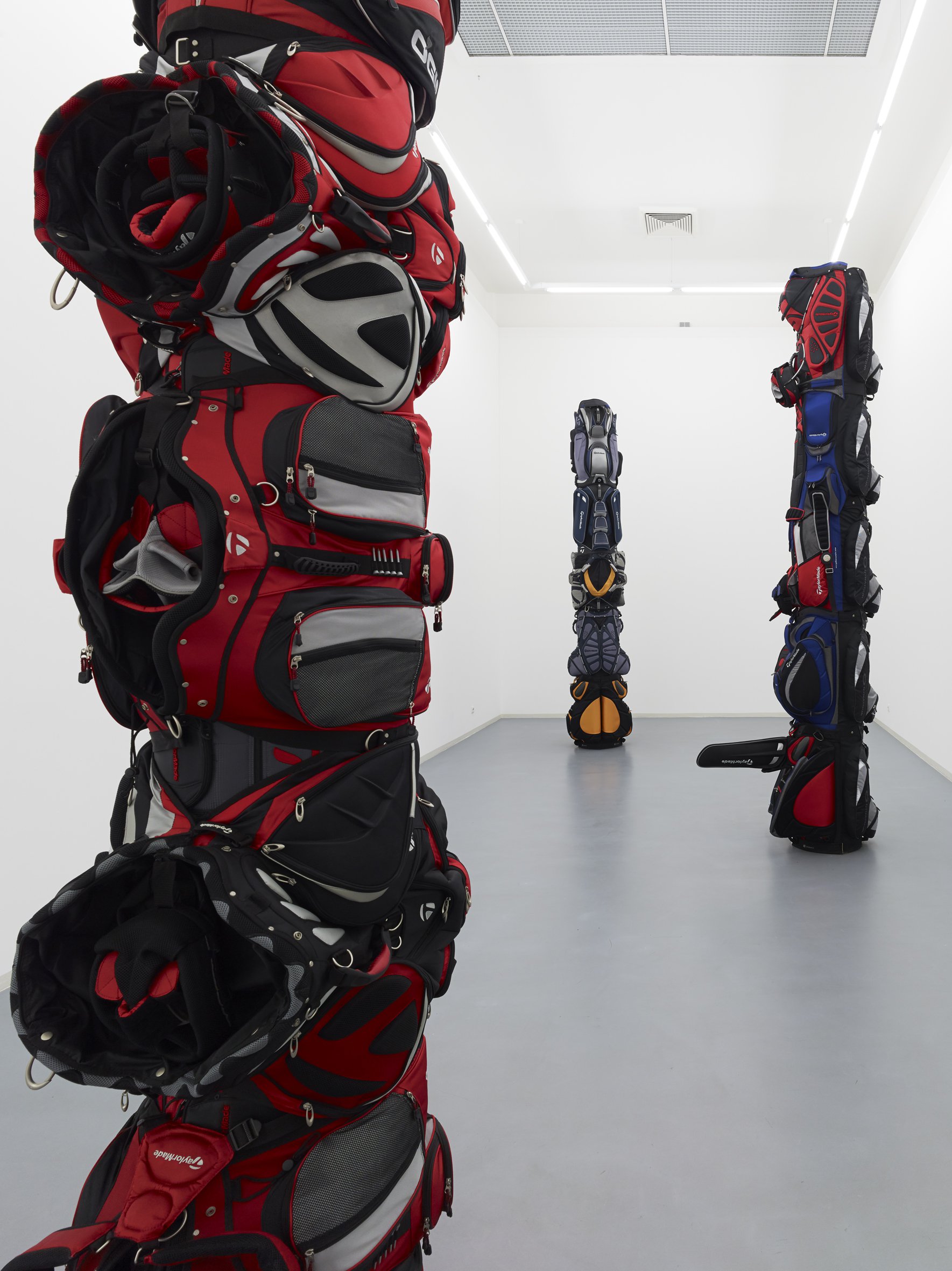 Brian Jungen, Installationsansicht, 2013, Bonner Kunstverein. Photo: Simon Vogel