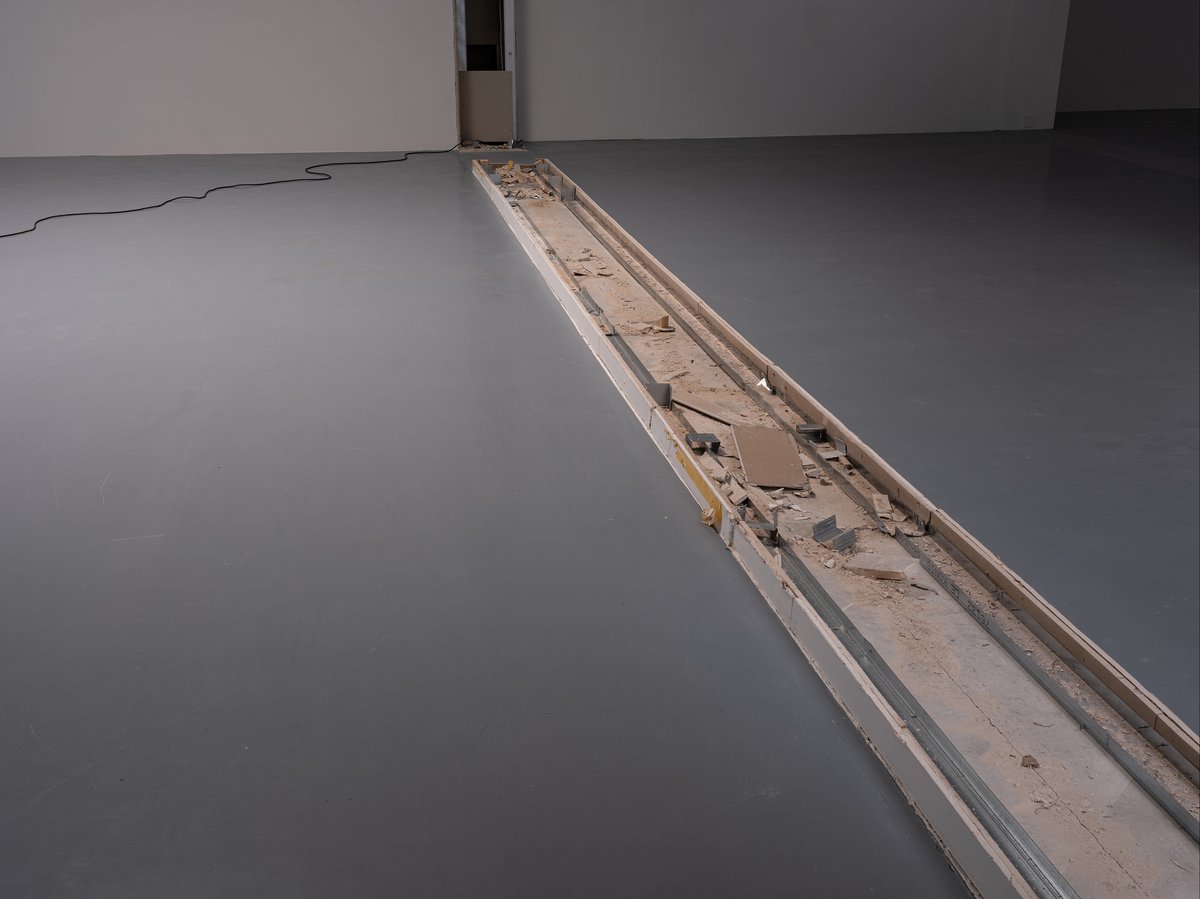 Dora Budor, MY ENERGY COMES FROM FREEDOM. Ausstellungsansicht, Bonner Kunstverein, 2026. Foto: Oskar Lee. Courtesy die Künstlerin und Galerie Molitor, Berlin.