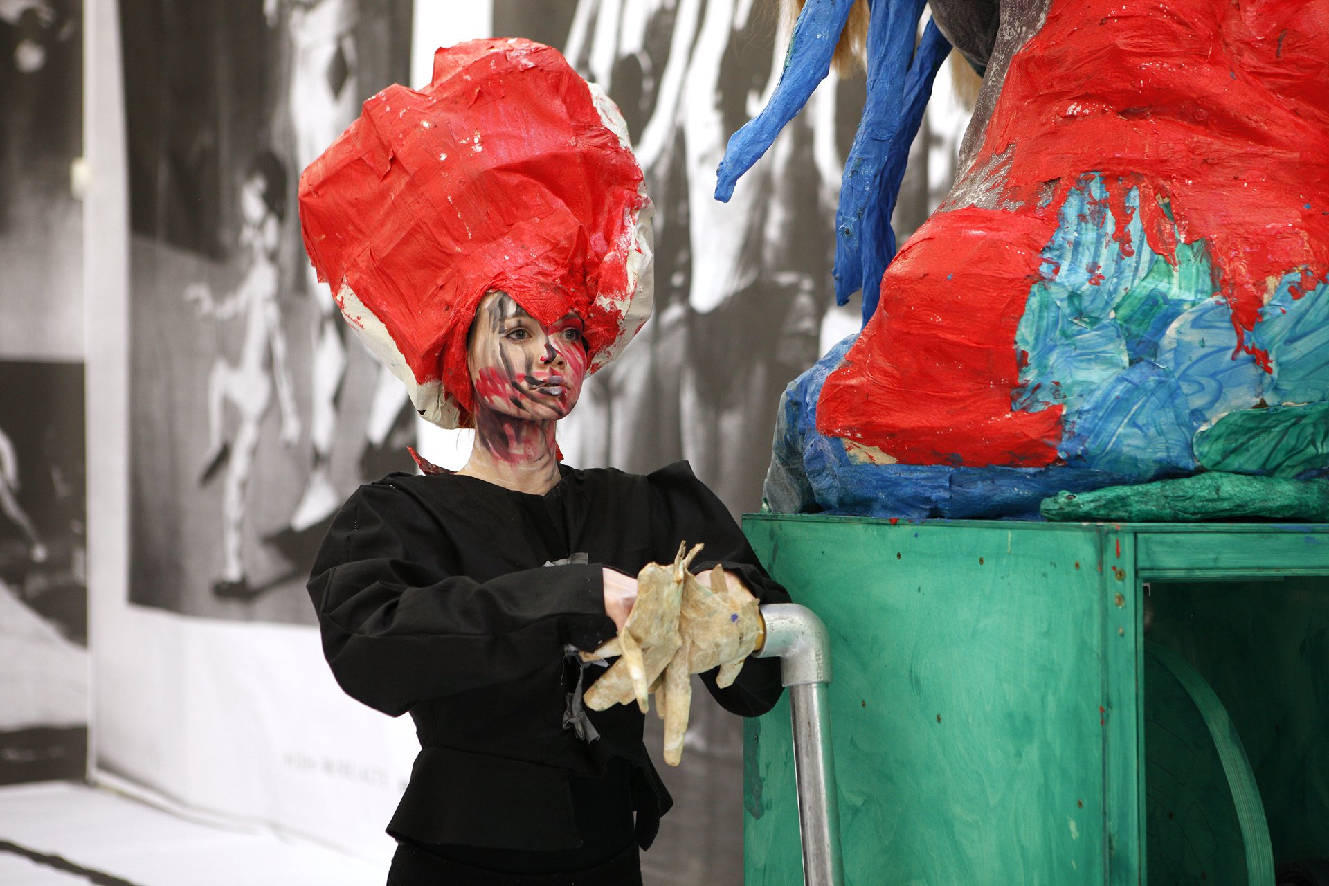 Marvin Gaye Chetwynd, Camshafts in the Rain, Installationsansicht, 2016, Bonner Kunstverein. Courtesy die Künstlerin und Sadie Coles HQ, London. Foto: Ayse Tasci