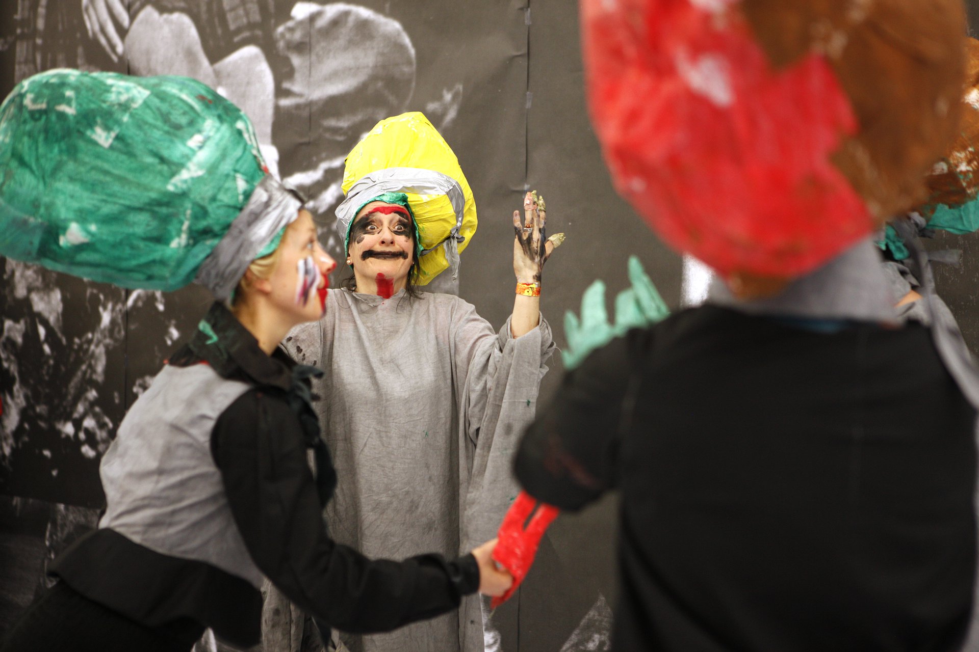 Marvin Gaye Chetwynd, Camshafts in the Rain, Installationsansicht, 2016, Bonner Kunstverein. Courtesy die Künstlerin und Sadie Coles HQ, London. Foto: Ayse Tasci 