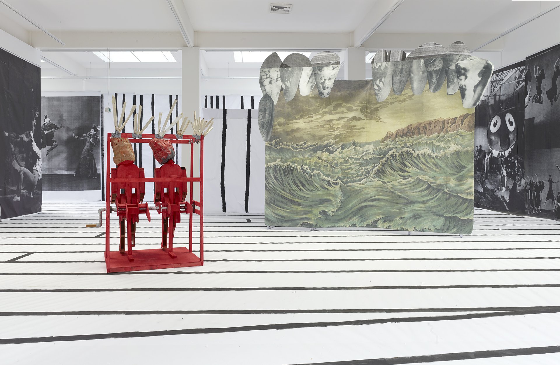 Marvin Gaye Chetwynd, Camshafts in the Rain, Installationsansicht, 2016, Bonner Kunstverein. Courtesy die Künstlerin und Sadie Coles HQ, London. Foto: Simon Vogel